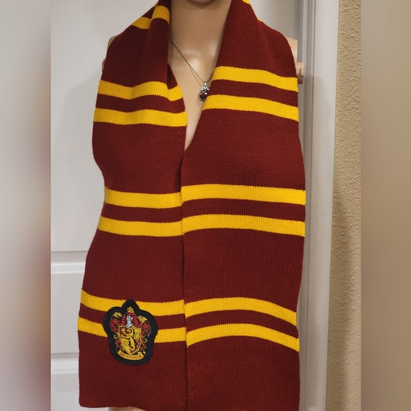 Harry Potter Accessories - Harry Potter Griffindor Logo Striped Scarf Excellent Condition